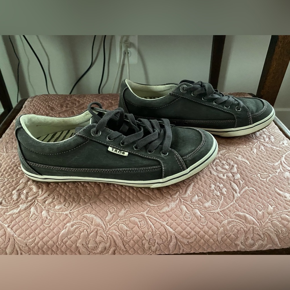 Taos canvas sneakers. Size 8. New. Never worn